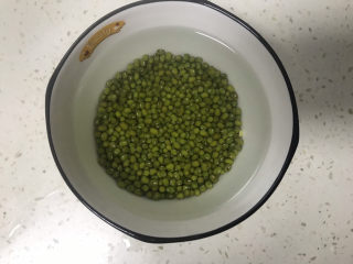5、绿豆小米粥,清洗干净后浸泡一夜