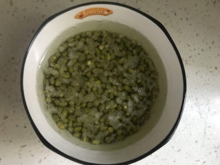 6、绿豆小米粥,早上起来，绿豆已经泡好了