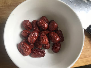 7、绿豆小米粥,准备一把红枣