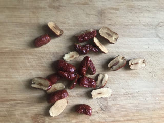 8、绿豆小米粥,红枣对半切开，能更入味