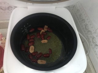 9、绿豆小米粥,再把绿豆和红枣一起放入电饭锅内