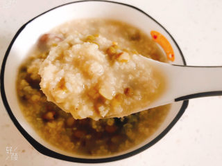 12、绿豆小米粥,近看，小米和绿豆都软烂开花了，吃起来不太甜，甜度刚好，还有浓浓的枣香味