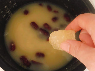 10、绿豆小米粥,最后10分钟时放入一块老冰糖