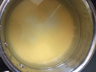 4、苹果小米粥,小米倒入奶锅，加入多一些的清水