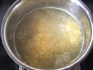 5、苹果小米粥,大火烧开慢煮20分钟