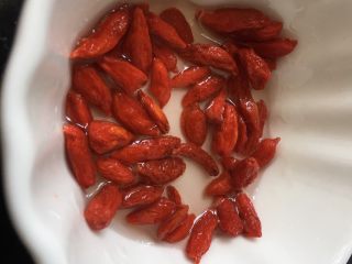 6、苹果小米粥,煮粥的时候清洗干净枸杞