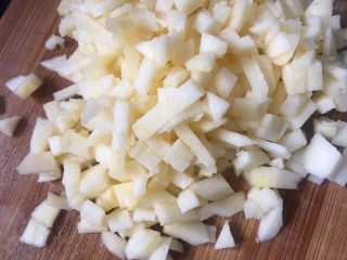 7、苹果小米粥,苹果去皮然后切成小粒