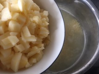 8、苹果小米粥,苹果倒入小米粥中