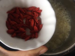 11、苹果小米粥,加入枸杞