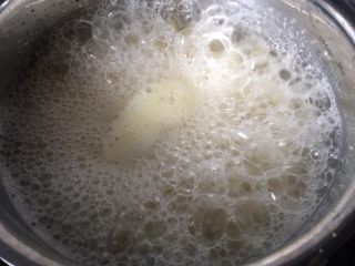 10、苹果小米粥,这样子差不多粘稠了