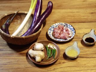 1、下饭菜-肉末茄子,首先准备好所有材料