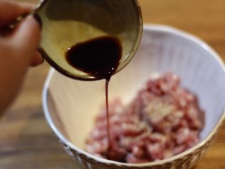 4、下饭菜-肉末茄子,加入生抽