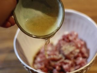 5、下饭菜-肉末茄子,加入料酒