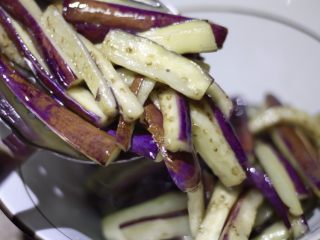9、下饭菜-肉末茄子,炸约1min后捞起备用