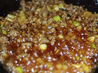 11、下饭菜-肉末茄子,将肉沫倒入，不断翻炒直至肉沫变白