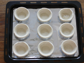 2、又酥又嫩的蛋挞，烘焙小白也不怕,蛋挞皮从冰箱取出摆放在烤盘上，稍微回温一下防止蛋挞皮会太硬，放置一边备用