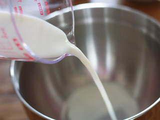 3、又酥又嫩的蛋挞，烘焙小白也不怕,取打蛋盆一个，倒入95g牛奶