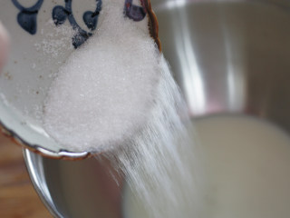 4、又酥又嫩的蛋挞，烘焙小白也不怕,牛奶中加入25g细砂糖