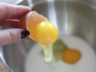 5、又酥又嫩的蛋挞，烘焙小白也不怕,再加入2个全蛋9(或4个蛋黄）