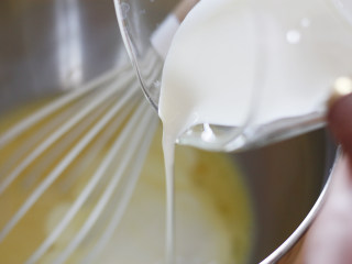 6、又酥又嫩的蛋挞，烘焙小白也不怕,用手动打蛋器将蛋黄打散，稍微搅拌一下，最后加入70g淡奶油