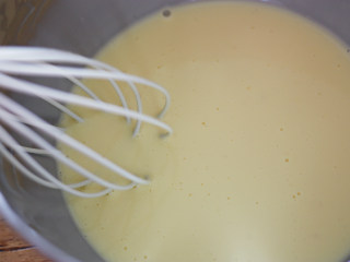 7、又酥又嫩的蛋挞，烘焙小白也不怕,继续轻轻搅拌，至所有蛋液打散融合于液体，动作尽量轻微防止产生气泡，这样蛋挞液就准备好啦