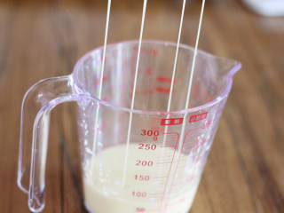 8、又酥又嫩的蛋挞，烘焙小白也不怕,将蛋挞液过筛