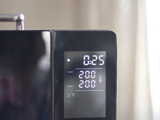 9、又酥又嫩的蛋挞，烘焙小白也不怕,蛋挞液过筛后，烤箱预热上下火200度25分钟