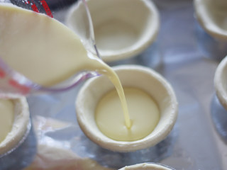 10、又酥又嫩的蛋挞，烘焙小白也不怕,将蛋挞液倒入已回温的塔皮中