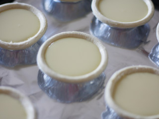 11、又酥又嫩的蛋挞，烘焙小白也不怕,蛋挞液倒入挞皮约9分满即可。烤箱预热结束，将蛋挞送入烤箱，由于不同品牌的烤箱温度不同，最后几分钟可观察蛋挞情况，塔皮颜色微黄，塔心略上色即可