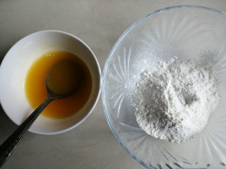4、鸡蛋烤饼,接着做另一个面团，把23克蛋液、油和糖都放入碗里拌匀