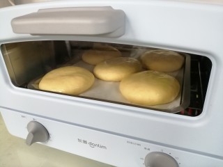 15、鸡蛋烤饼,放入已经预热到180度的东菱小烤箱烘烤18分钟左右，烘烤中途需要翻两次面，这样受热更均匀