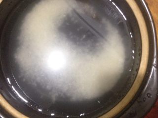 1、懒人皮蛋瘦肉粥,大米洗干净放到砂锅里大火烧开