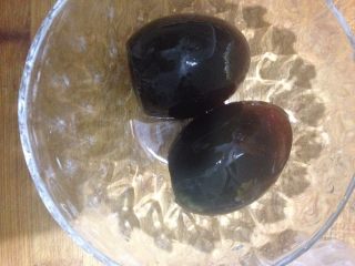 2、懒人皮蛋瘦肉粥,松花蛋切小丁