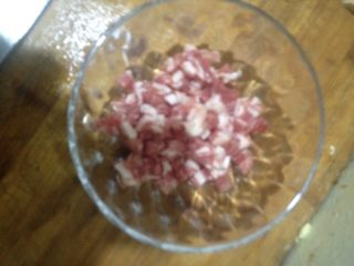 3、懒人皮蛋瘦肉粥,猪肉切小丁。早晨临时决定的没有里脊。我用的五花肉。切的瘦的。