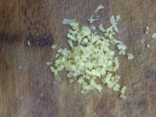 4、懒人皮蛋瘦肉粥,姜切碎