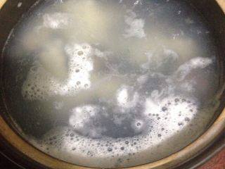 5、懒人皮蛋瘦肉粥,里脊肉放到开水里绰出血水。