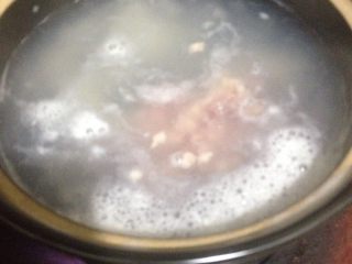 6、懒人皮蛋瘦肉粥,绰好的肉倒进稀饭砂锅里,姜。皮蛋也一起倒进去。大火熬。搅一下别粘锅