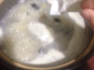 7、懒人皮蛋瘦肉粥,锅里会出来一些沫沫。把她撇出来不要