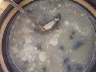 8、懒人皮蛋瘦肉粥,撇干净后加点盐。继续熬。我用的砂锅所以快一点的。半个小时就很粘稠了。就可以关火了。临出锅的时候淋上点香油就可以了。