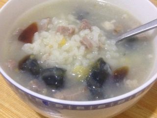 9、懒人皮蛋瘦肉粥,这样就好了。喜欢葱的可以撒一点葱末