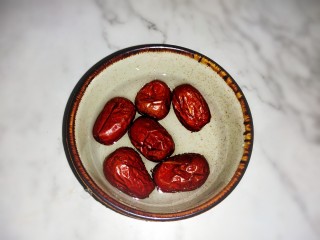 5、红豆花生燕麦粥,大枣6克，洗干净沥水备用。