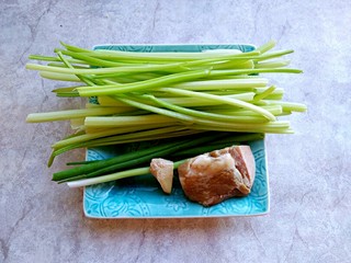 1、芹菜炒干豆腐,准备芹菜、葱、姜、猪肉