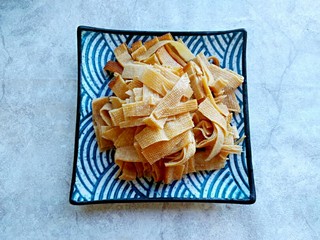 6、芹菜炒干豆腐,干豆腐，切细条