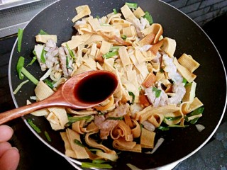 11、芹菜炒干豆腐,加生抽，炒匀