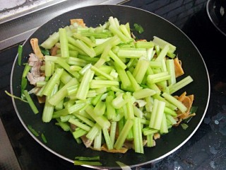 12、芹菜炒干豆腐,再加入芹菜炒至变熟