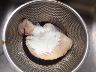 1、猪肚包鸡,猪肚里放醋、食用盐、面粉。