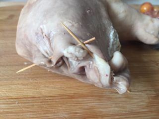 6、猪肚包鸡,开口处用牙签固定一下。