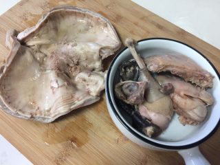 9、猪肚包鸡,剪开猪肚取出鸡肉。