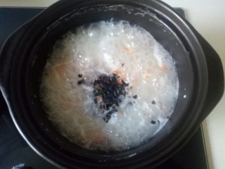 13、鲜虾砂锅粥,加入木耳碎