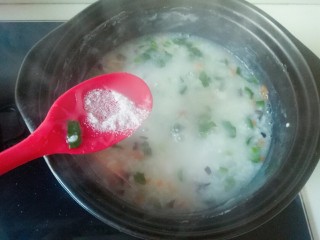 16、鲜虾砂锅粥,继续小火煮3分钟加入适量盐搅拌均匀即可